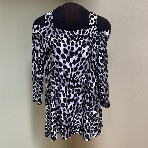 Lily Morgan Cold Shoulder Top - Picture 2 of 5